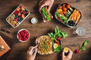 Un repas composé de nourriture excellente pour la santé.