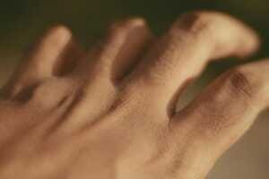 free-photo-of-main-macro-doigts-peau Tremblement de la main et des doigts.