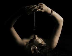 Lorsqu'il s'agit du travail sur soi même, l'autohypnose est une méthode utile contre l'addiction.