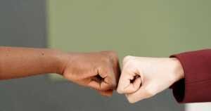 pexels-photo-6146819 La symbolique d'une relation d'égal à égal.