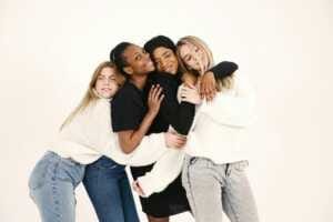 pexels-photo-6870487 Un câlin de groupe entre amies.