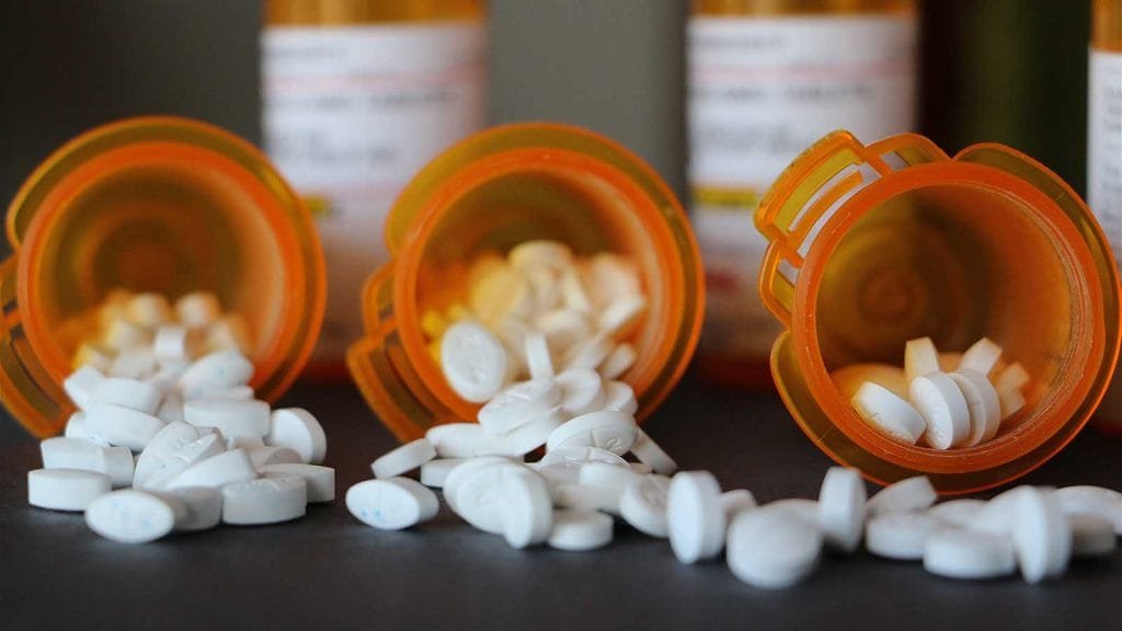 pill-bottle-1024×576 Le traitement médicamenteux doit suivre une prescription médicale.
