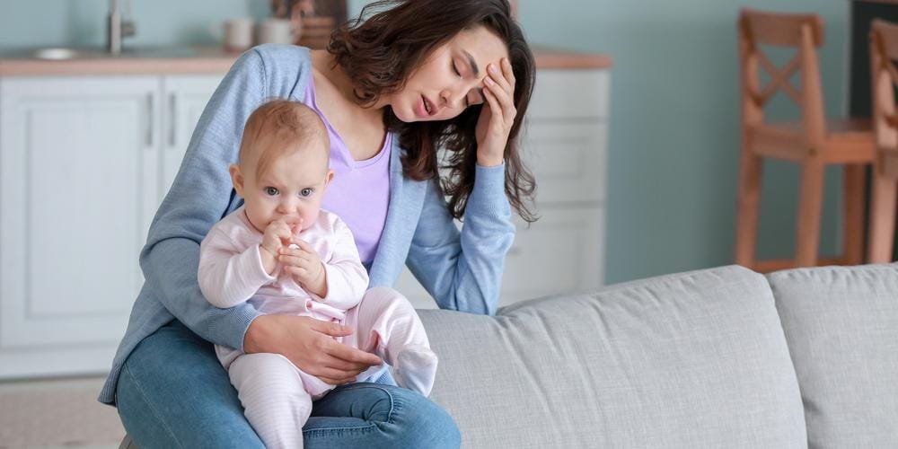 shutterstock-1657466497 Une mère atteint de dépression post-partum, lassée de tenir son bébé