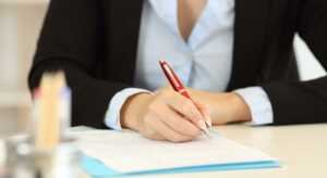 trabajador-firma-contrato-dreamstime Des démarches et des procédures qui doivent être suivi.