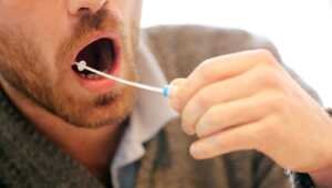 Dépistage de drogue à l'aide de test salivaire.