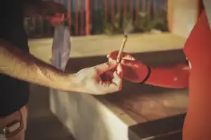 La consommation compulsive qui marque la dépendance et l'addiction.