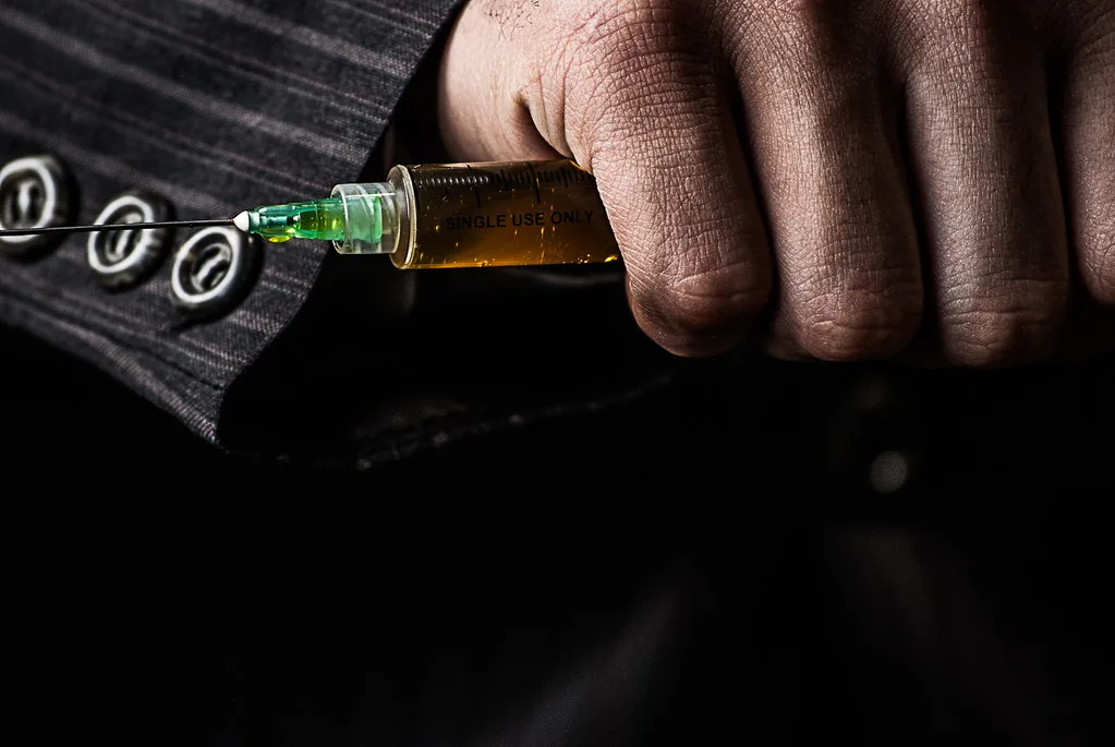 Marcos_TobonlDanko8321. Un homme tenant une seringue rempli de drogue