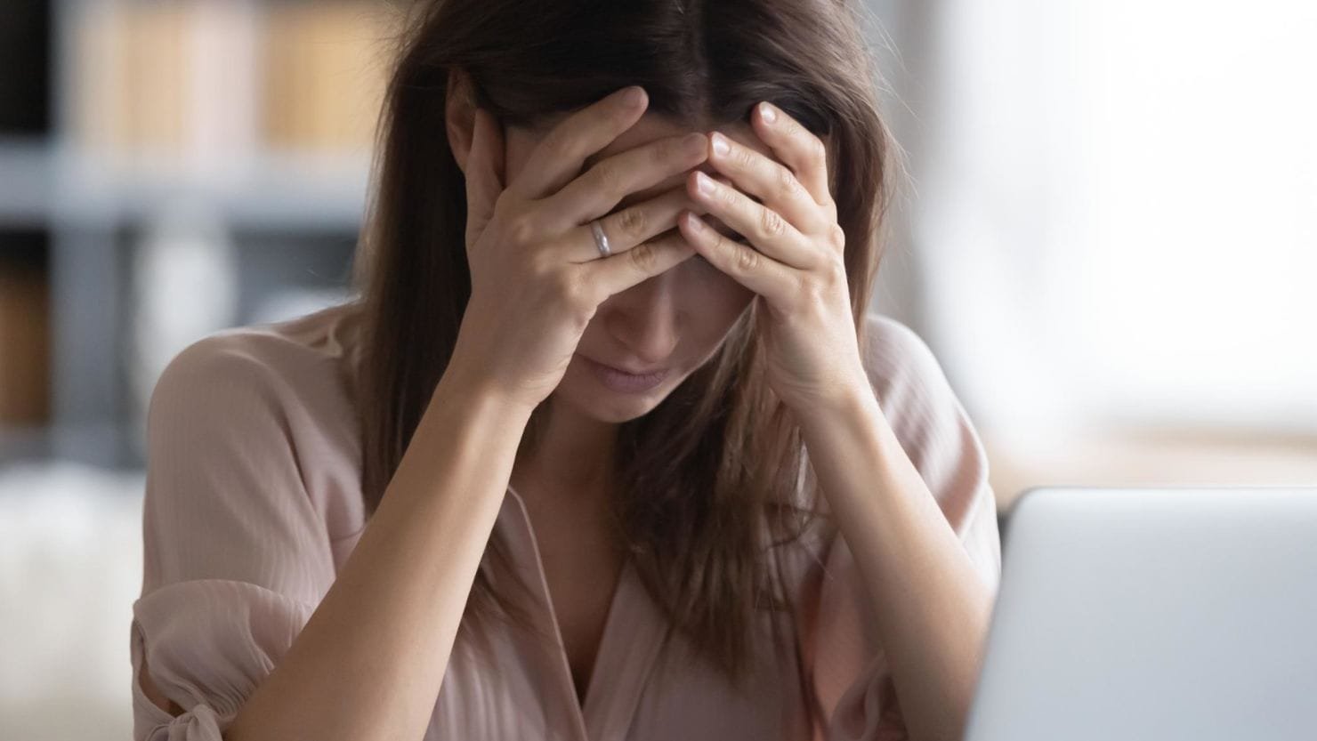 210217150840-stress-anxiety-stock Une femme se prenant la tête pour exprimer son mal être.