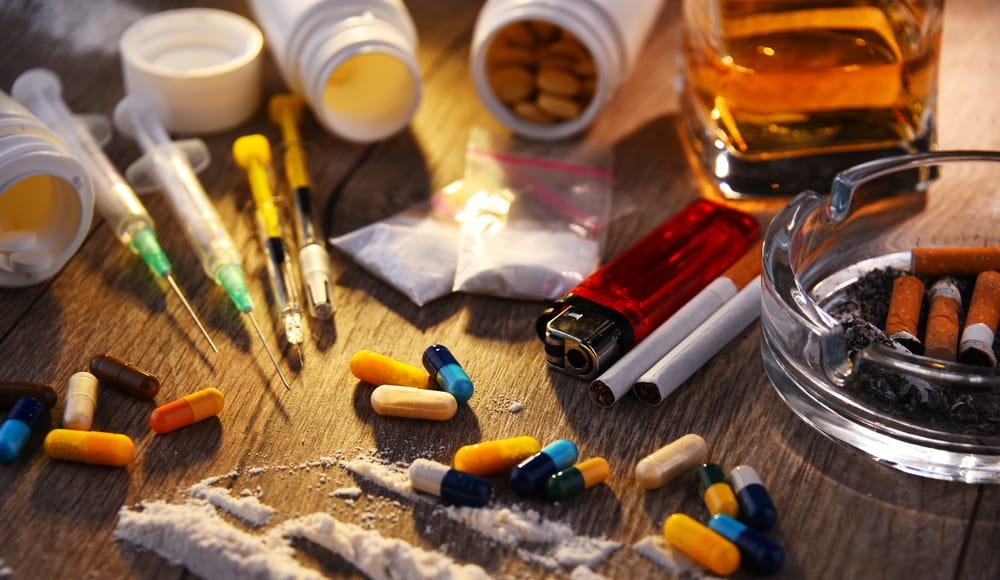 Addictive,Substances,,Including,Alcohol,,Cigarettes,And,Drugs. Divers produits psychoactifs susceptible de créer une forte dépendance et addiction.