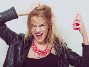 Des produits sont disponibles pour cacher les mauvaises odeurs sur les cheveux.