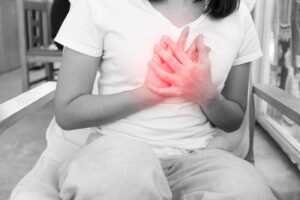 3459943-femme-a-retro-sternal-thorax-douleur-au-repos-gratuit-photo La toux incessante cause des douleurs thoraciques.