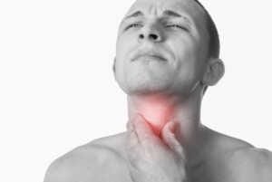 man with throat or neck irritation Le cancer du larynx est l'une des maladies liées au tabagisme.