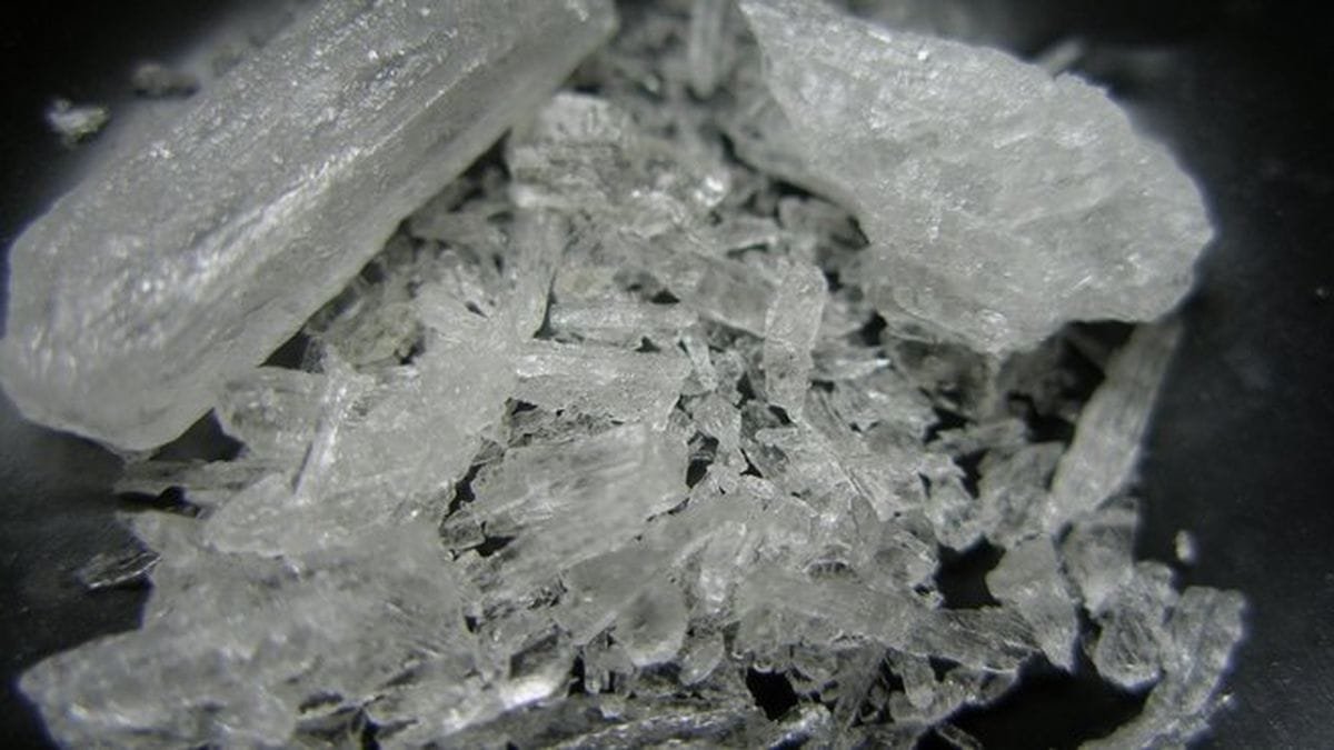 5d94eabe44256_pandopopulus La méthamphétamine: une drogue synthétique sous forme de cristal transparent.