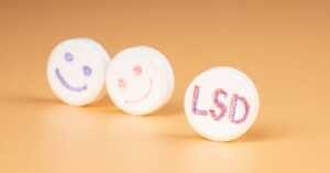 LSD: composé de produit chimique psychotrope faisant parie des drogues hallucinogènes.