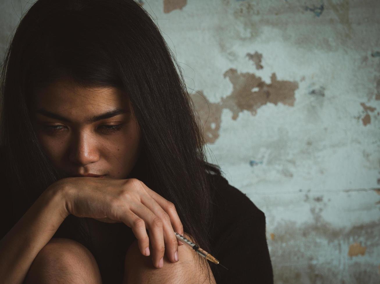 7260252-des-adolescentes-se-tompirent-apres-avoir-utilise-une-seringue-pour-punir-achetee-illegalement-dans-le-corps-gratuit-photo Une personne à peine consciente, sous l'effet de la drogue.
