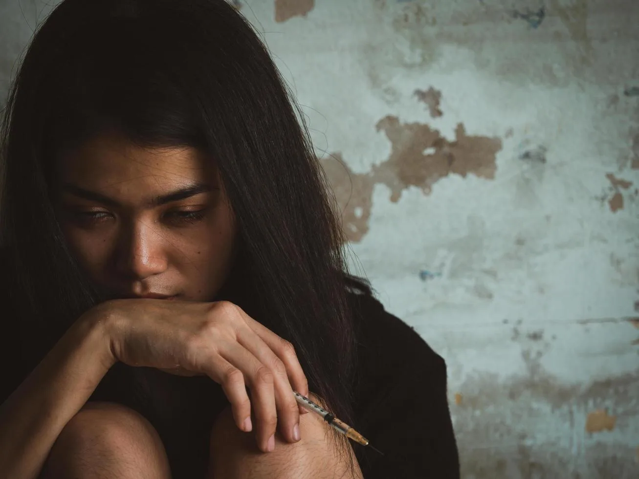 7260252-des-adolescentes-se-tompirent-apres-avoir-utilise-une-seringue-pour-punir-achetee-illegalement-dans-le-corps-gratuit-photo Une personne à peine consciente, sous l'effet de la drogue.