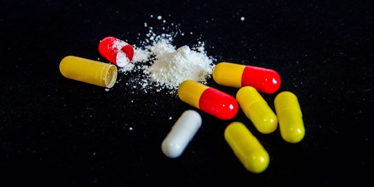 Amphetamine-pills-on-black-background Des médicaments psychotropes qui peuvent entrainer dépendance et addiction.