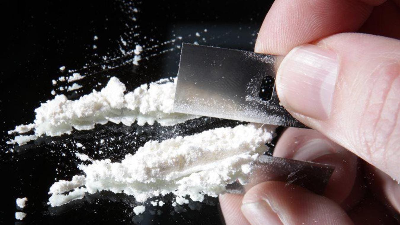 B9731921819Z.1_20220829085224_000+G6CL4VCSD.2-0 Faire des lignes avec la drogue pour la dose à snifer.