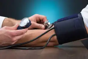 Hypertension-min Faire appel à un médecin pour surveiller l'hypertension artérielle.