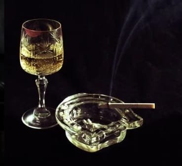 L'alcool et le tabac, deux substances qui vont souvent de paire.