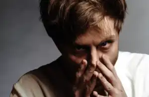 Mental-Illness-And-Drug-Abuse-e1660554082726 Le toxicomane présente les signes apparentes des effets néfastes de la drogue sur le corps.