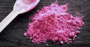 Une poudre de couleur rose de 2C-B: une drogue psychédélique synthétique.
