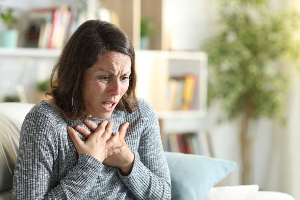 Stress-et-respiration-sifflante-quelle-solution-1024×683 Une femme entrain de suffoquer à cause d'une dépression respiratoire