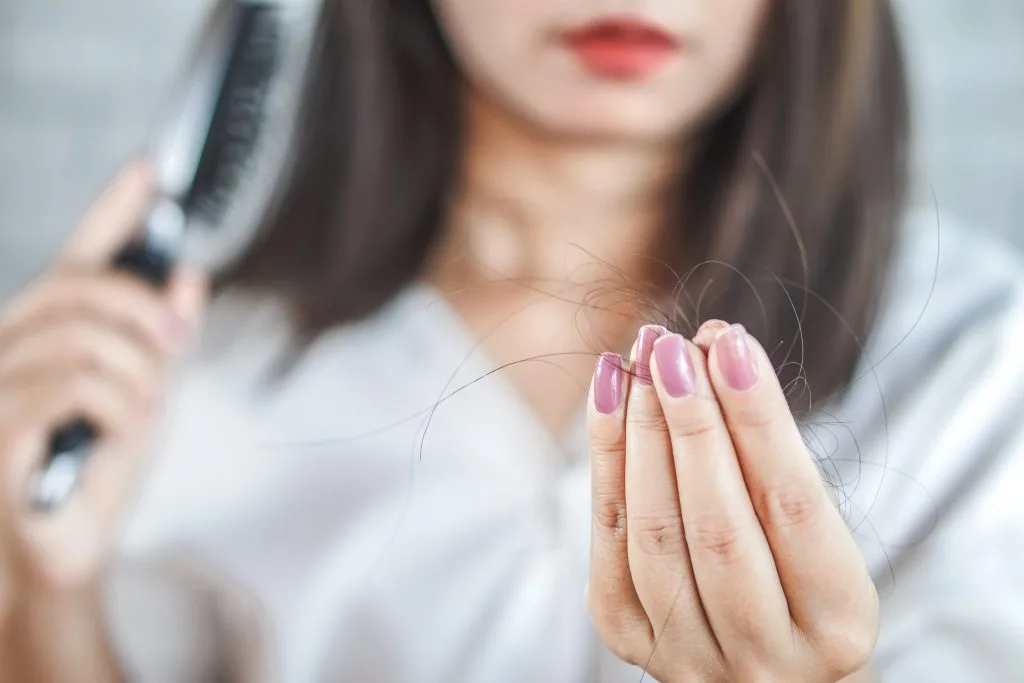 alopecia-1024×683 La chute et la cassure des cheveux d'une femme, effet néfaste de la consommation de drogue.