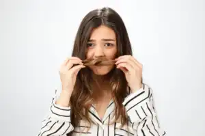 Les cheveux s'imprègnent de l'odeur de la fumé présente dans l'environnement.