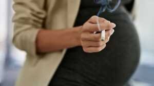 Une femme enceinte expose son bébé à naitre aux substances nocifs de la cigarette.