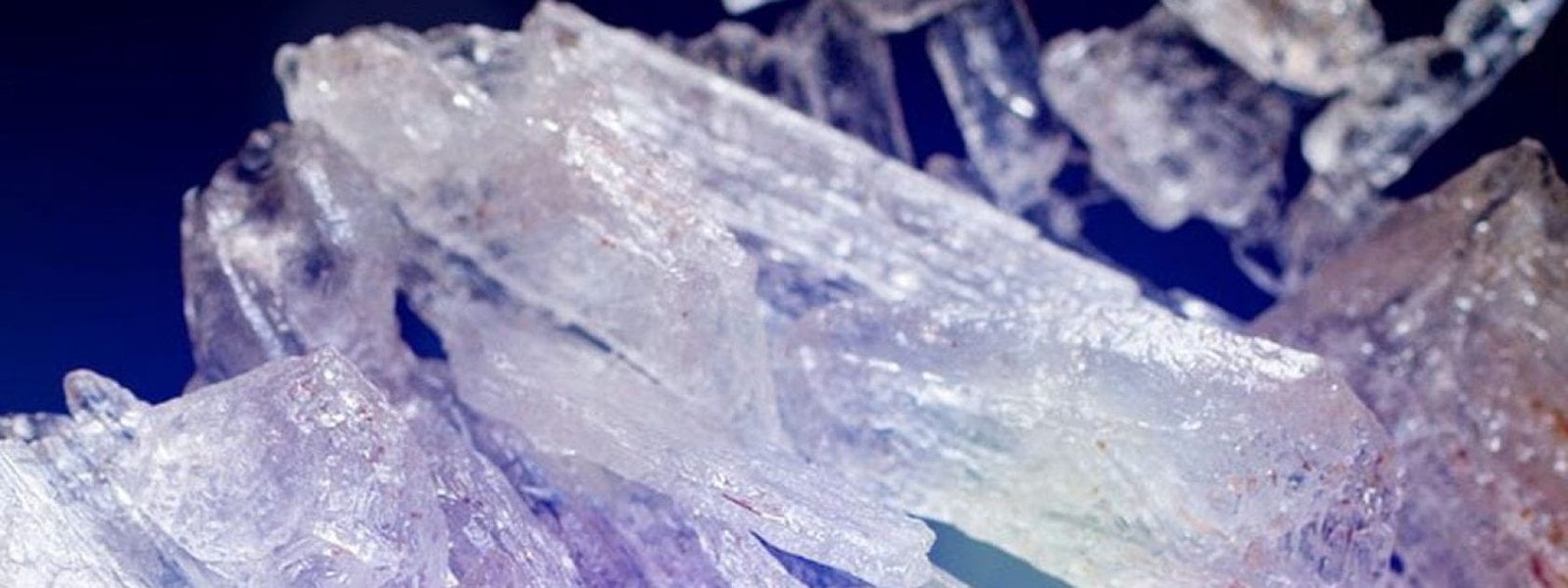 cropped-IL3DPOOGBZNTHIBACKIEWAVYSQ L'Ice drogue ou méthamphétamine sous forme de cristal transparent.