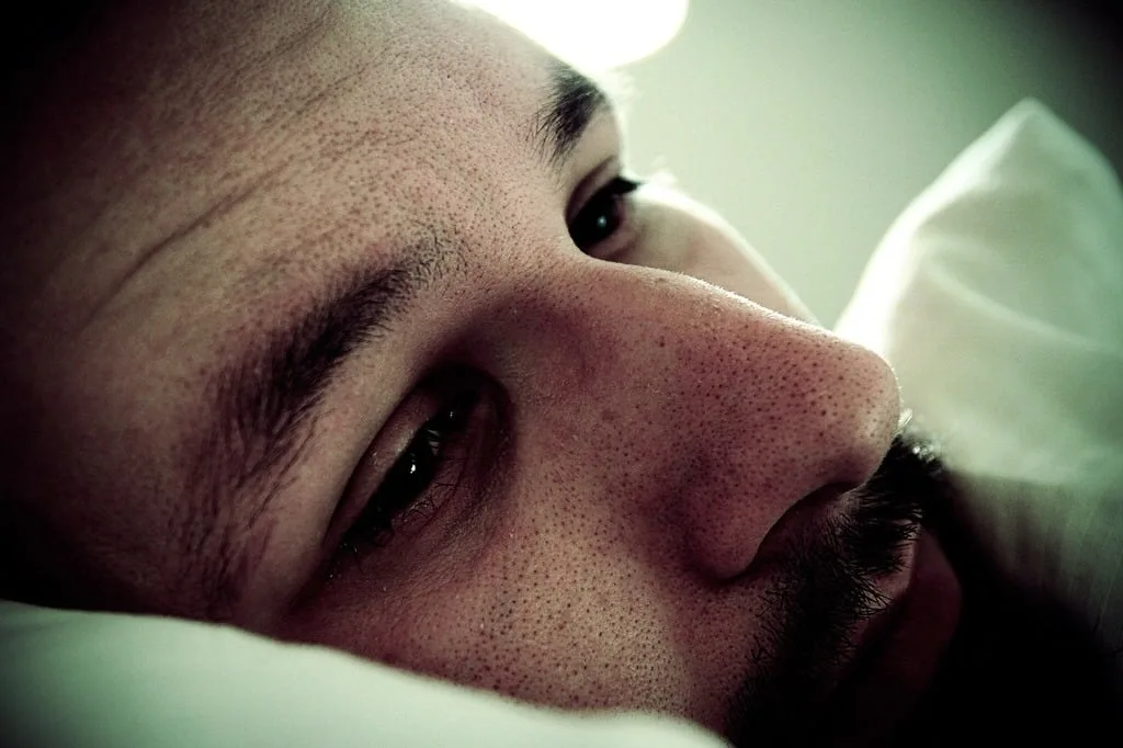 depressed-depression-sadness-emotions-bba889-1024 Le visage d'un homme dans un état dépressif.