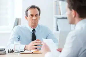 employer-asking-a-job-candidate-interview-questions-to-find-out-more-about-him Un entrevue pour discuter de l'aspect thérapeutique ou l'aspect financier.