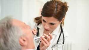 et-si-on-prenait-le-cancer-a-la-gorge Un cancer du larynx doit être pris en charge par un médecin.