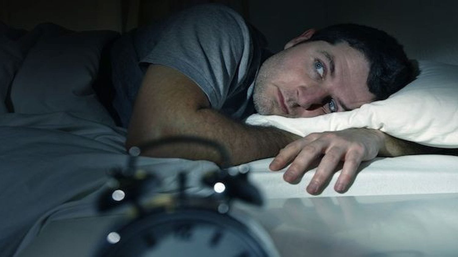 etlDataImage5cbec332ed3c6 Un homme incapable de dormir, souffrant d'insomnie.
