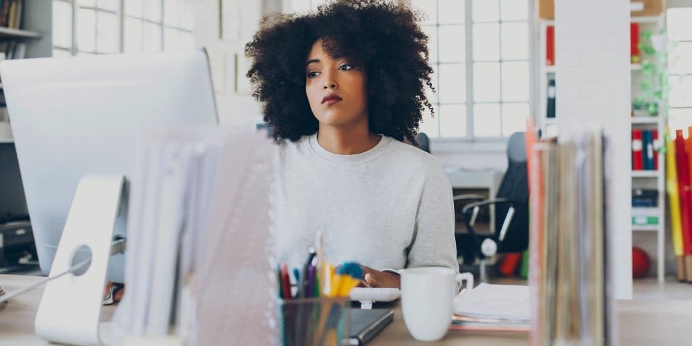 femme-bureau-travail-fatigue-stress Une femme dans un état de démotivation au travail.