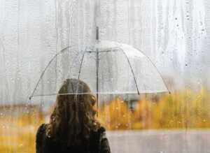 Une femme atteinte d'une dépression seule sous la pluie.