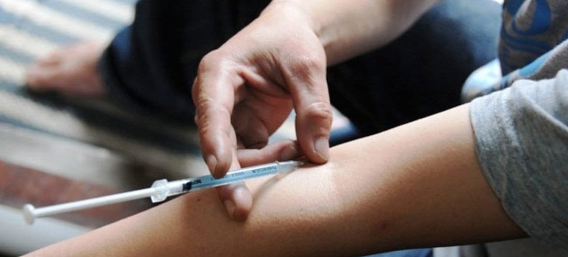 image1170x530cropped Un toxicomane qui s'injecte sa drogue par voie intraveineuse sur son bras.