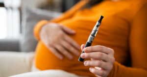 L'e-cigarette est tout aussi dangereuse que la cigarette pour la femme enceinte et le bébé à naitre.