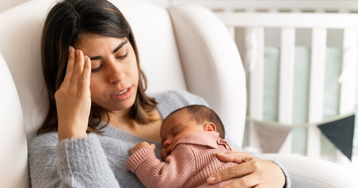 pp-2 Une maman tenant son bébé contre elle, montrant des signes de dépression.