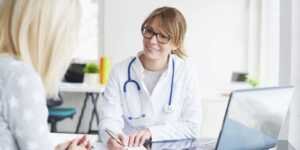 Le suivi d'un médecin est nécessaire pour le bon déroulement du traitement ainsi que pour éviter tout complication.