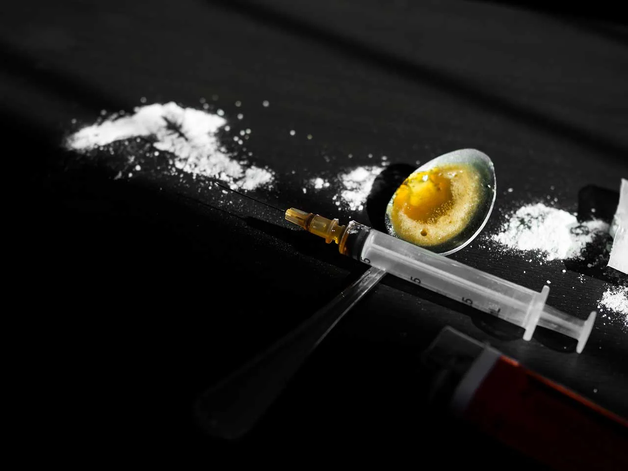 shutterstock_1798154614 De la drogue en poudre liquéfiée afin de permettre la consommation par injection intraveineuse.