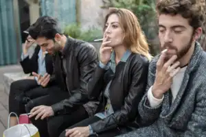 La cigarette crée un environnement et un lien comportemental entre les fumeurs.