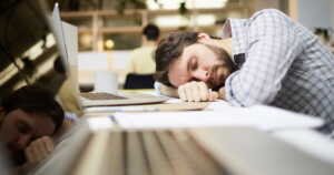 sommeil-comment-savoir-si-vous-souffrez-de-narcolepsie-ou-dhypersomnie Un homme tombant de sommeil devant son ordinateur au travail.