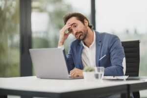 stressed-businessman-at-desk-with-laptop Le stress peut avoir des conséquences sur le bien-être.