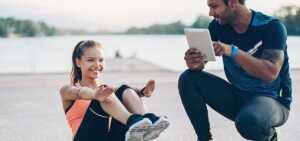 1601220341445 Un entraineur sportif qui encadre les activités physiques d'une personne.