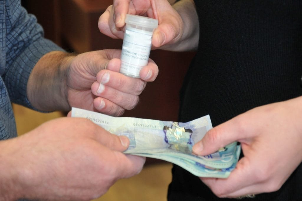 a081c3c7-io-260416-droguesmedicamentsordonnance-1024×680 L'achat de médicament en dehors du cadre légale de vente.
