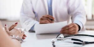 La consultation d'un médecin pour se faire aider.