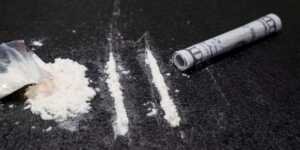 so-6464cc5366a4bdf261995c46-ph0 De la drogue en poudre, préparée pour être snifer.