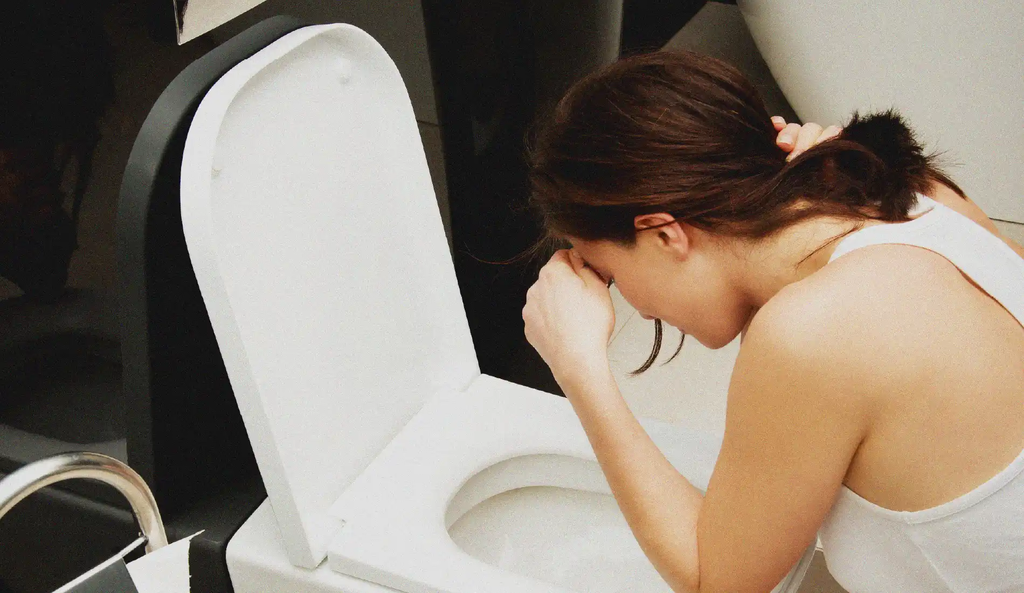femme vomissant